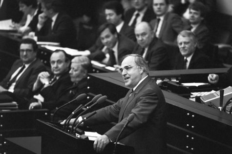 Hier hält der Abgeordnete Helmut Kohl, CDU/CSU, MdB, eine Rede im Deutschen Bundestag vor der Abstimmung.