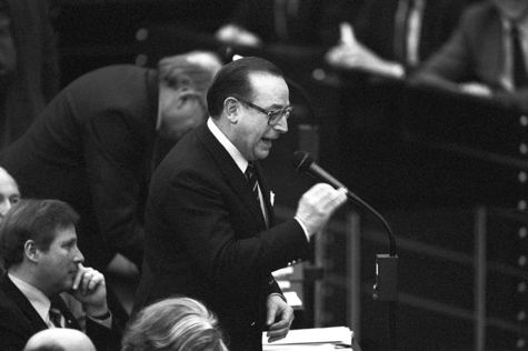 Hier stellt der Abgeordnete Friedrich Zimmermann, CDU/CSU, eine Zwischenfrage an den Redner Willy Brandt, SPD, MdB.
