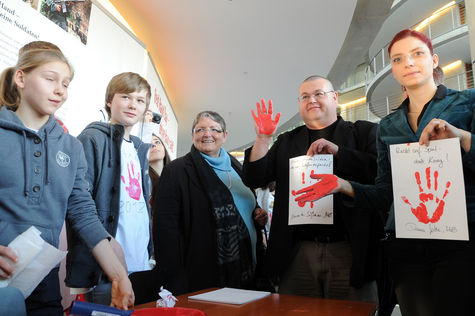 Auch Diana Golze (von links), Alexander Süßmaier und Marlene Rupprecht ließen sich ihre Handflächen rot einfärben.