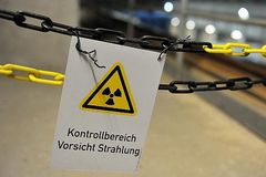 Schild warnt vor Strahlung im atomaren Zwischenlager in Gorleben