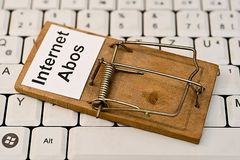 Mausefalle mit der Aufschrift «Internet Abos» auf einer Computertastatur 