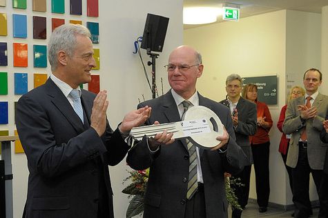 Schlüsselübergabe des Schlüssels für die Wilhelmstraße 65 durch Bundesbauminister Dr. Peter Ramsauer an Bundestagspräsident Prof. Dr. Norbert Lammert.