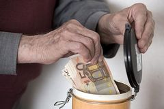 Rentner versteckt Geld in Kaffeedose