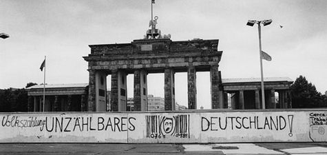 Berliner Mauer mit Graffiti gegen die Volkszählung 1987 und Brandenburger Tor