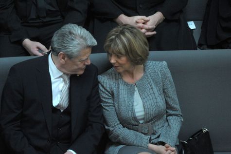 Gauck mit Lebenspartnerin auf der Besuchertribüne