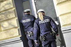Polizei bei Festnahme in Düsseldorf