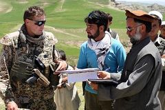 Bundeswehrsoldat im Rahmen der Zivil Militärischen Zusammenarbeit (CIMIC) in Afghanistan im Gespräch mit Vertretern eines Dorfrates. 