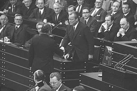 Rainer Barzel, Vorsitzender der CDU/CSU-Bundestagsfraktion (links) gratuliert Bundeskanzler Willy Brandt zum überstandenen Misstrauensvotum.