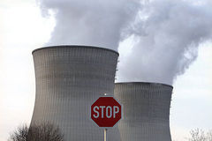 Kühltürme eines Atomkraftwerks und Stop-Schild