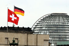 Schweizer und deutsche Fahnen vor dem Reichstagsgebäude