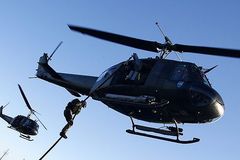 Marinesoldaten trainieren das schnelle Abseilen aus einem Helikopter.
