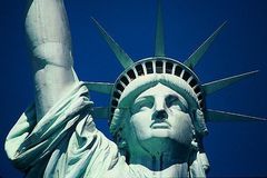 Freiheitsstatue auf der Insel Liberty Island vor New York