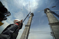 Bauarbeiter schaut in den Himmel