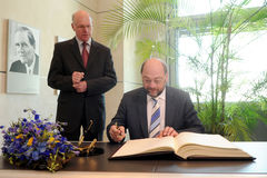 Martin Schulz trägt sich in das Gästebuch des Bundestages ein; im Hintergrund Bundestagspräsident Norbert Lammert
