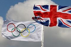 Olympische und britische Fahnen im Wind