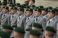 Soldaten stehen in Reihe