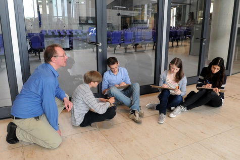 Kunst-Workshop zur Ausstellung 'Neue Linien' mit Matthias Beckmann und Schülern der Hildegard-Wegscheider-Oberschule, Berlin