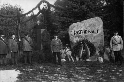 Die Enthüllung des ersten Rathenau-Denkmals in Deutschland!  Sommerfeld Bez. Frankfurt a/O.; unter grosser Beteiligung der Bevölkerung und des Reichsbanners. Das Denkmal ist ein 300 Ctr. schwerer Findling aus Schweden.