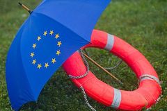 Rettungsring unter einem EU-Regenschirm