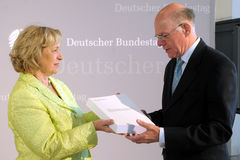 Böhmer übergibt an Lammert Bericht  zur Lage der Ausländer