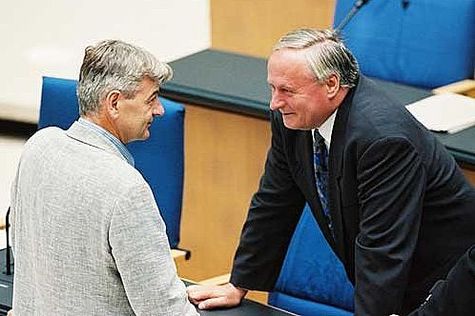 Der Fraktionsvorsitzende von Bündnis 90/Die Grünen, Joschka Fischer, im Gespräch mit Oskar Lafontaine, Vorsitzender der SPD. 