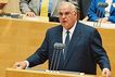 Bundeskanzler Helmut Kohl hält vor dem Plenum seine Rede zur Lage in den vom Hochwasser geschädigten Regionen.