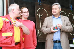 Holger Krestel (FDP) mit Thomas Schüler an einer DLRG-Rettungsstation