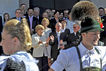 Kanzlerin Angela Merkel (CDU ,l-r), Bundestagspräsident Norbert Lammert (CDU), Bundespräsident Joachim Gauck (halb verdeckt) und Bayerns Ministerpräsident Horst Seehofer (halb verdeckt, CSU) vor dem Nationaltheater in München