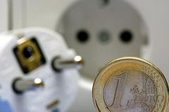 Steckdose und Ein-Euro-Münze