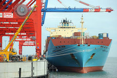 Containerschiff am Dock mit Hafenkränen