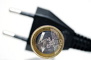 Euromünze mit Blitz vor einem Stecker - Video ansehen... - Öffnet neues Fenster