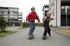 Kinder auf Skateboards in der Stadt