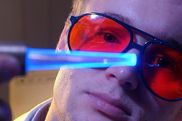 Wissenschaftler mit Laborbrille beim Experimentieren - Video ansehen... - Öffnet neues Fenster