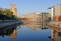 Spreebogen mit Reichstagsgebäude im Herbst