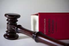 Gerichtshammer und Gesetzbuch