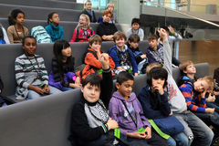 Kinder auf der Besuchertribüne im Plenarsaal