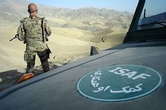 ISAF: Bundeswehrsoldat mit Geländewagen in der Wüste