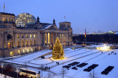 Weihnachtsbaum vor dem Reichstagsgebäude