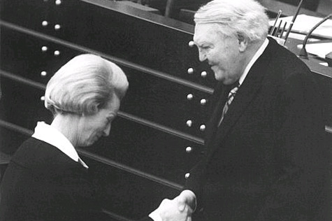 Alterspräsident Ludwig Erhard von der CDU gratuliert der neuen Bundestagpräsidentin Annemarie Renger nach ihrer Wahl am 13.12.1972 im Deutschen Bundestag in Bonn. Die SPD-Abgeordnete war mit 438 von 513 gültigen Stimmen gewählt worden.