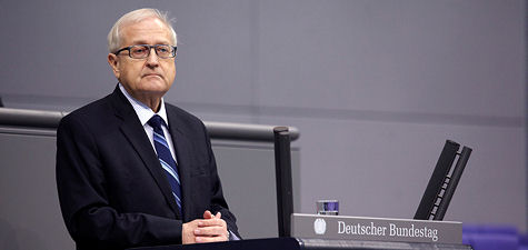 FDP-Fraktionsvorsitzender Rainer Brüderle hinter dem Rednerpult