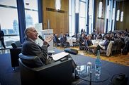 Norbert Lammert spricht vor dem Jugendforum