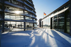 Reichstagskuppel mit Schnee und Besuchern