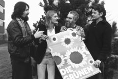 Milan Horacek (Platz vier), Hubert Kleinert (Platz zwei), Klaus Hecker (Platz eins) und Joschka Fischer (Platz drei), Spitzenkandidaten der hessischen Grünen für die Bundestagswahl, am 23.01.1983 auf dem Parteitag in Kassel. 