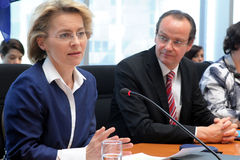 Bundesministerin von der Leyen im EU - Ausschuss. Hier mit Gunther Krichbaum.