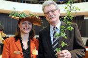 Baumkönigin Theresa Erdmann und der Vorsitzende des Ausschusses für Ernährung, Landwirtschaft und Verbraucherschutz mit dem Baum des Jahres 2013, dem Wildapfel