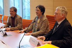 Brigitte Zypries (Mitte), Roland Lhotta, und Hubertus Buchstein bei der Podiumsdiskussion zu Parlamentsfragen.