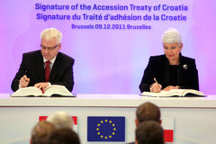 Kroatiens EU-Beitrittsvertrag in Brüssel unterzeichnet