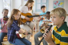 Schulkinder spielen Instrumente
