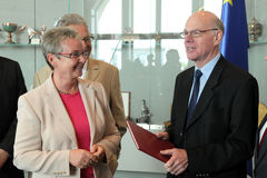 Ausschussvorsitzende Kersten Steinke (links) mit Ausschussmitgliedern bei der Übergabe des Berichts an Norbert Lammert