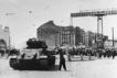 Ein Mann schlägt mit einer Stange auf einen sowjetischen Panzer ein (Nähe Potsdamer Platz). 